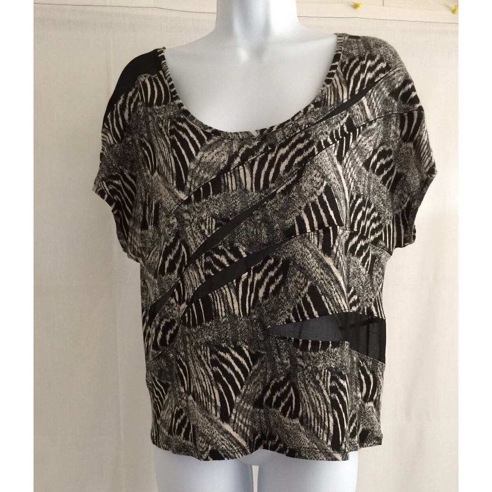 urban outfitters silence + noise crop top short sleeves‎ Animal Print Sheer M